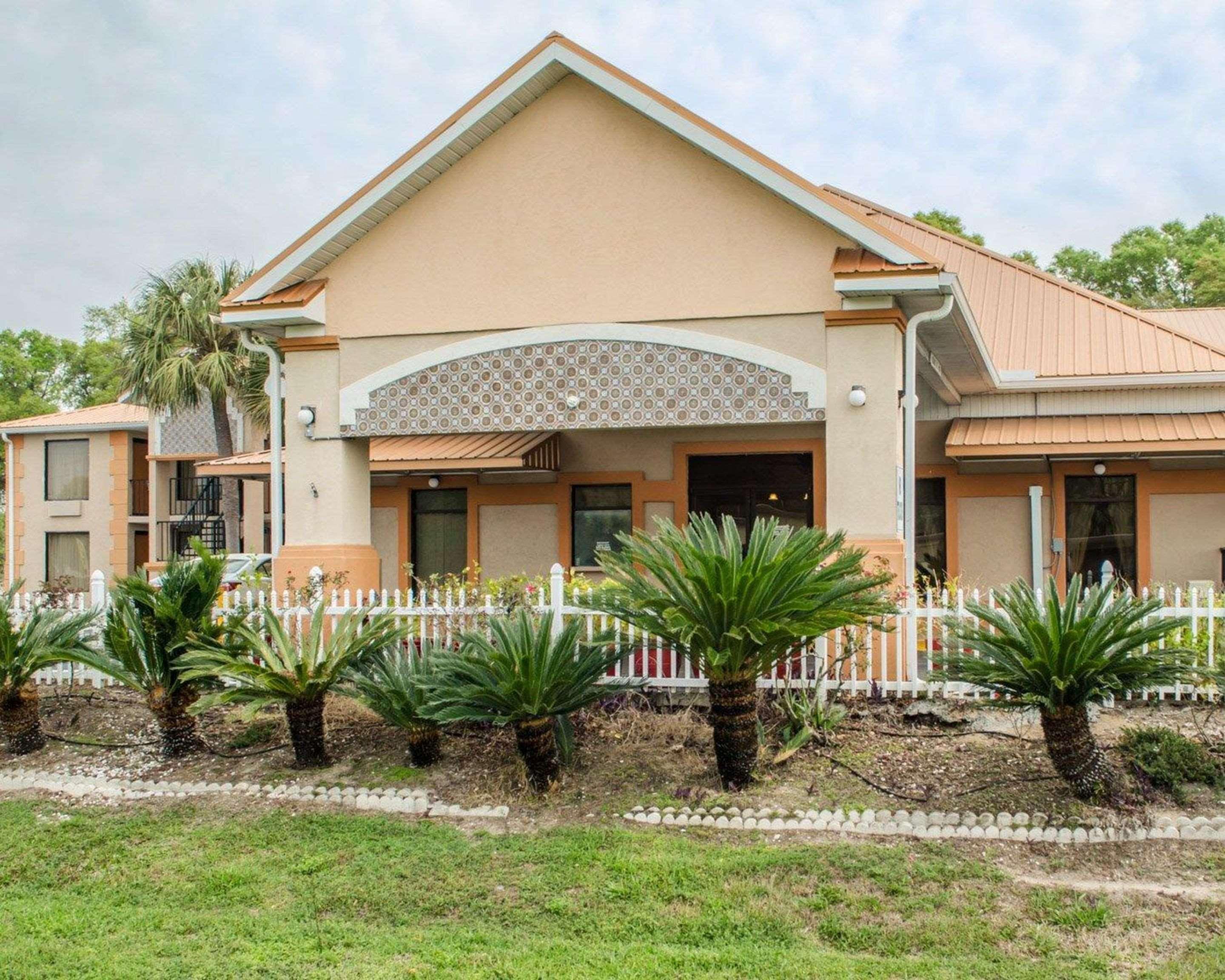 צ'יפלנד Quality Inn Near Manatee Springs State Park מראה חיצוני תמונה